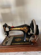 Oude Singer naaimachine met houten koffer, Ophalen