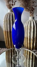 Vintage blauwe glazen vaas op heldere gedraaide voet A5, Blauw, Ophalen of Verzenden, Minder dan 50 cm, Glas