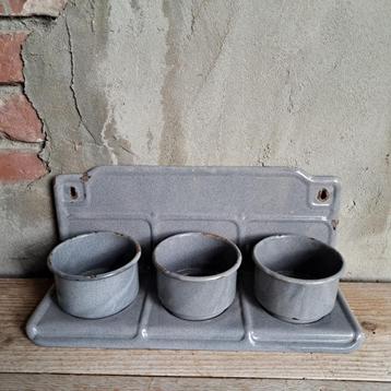 Oud brocante emaille rekje met 3 potjes grijs *Etage3* beschikbaar voor biedingen