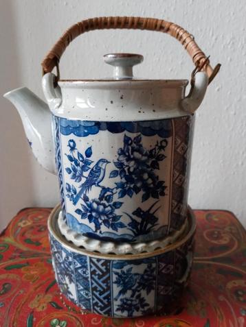 Prachtige vintage theepot met theelicht en 3 schotels  beschikbaar voor biedingen