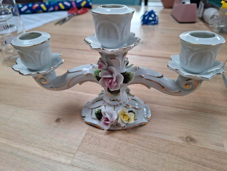 Porseleinen Kandelaar met Bloemen, Antiek en Kunst, Antiek | Kandelaars, Keramiek of Aardewerk, Ophalen of Verzenden