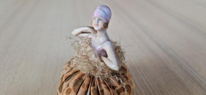 Art Deco porseleinen speldenkussen dame – half doll, Verzamelen, Poppen, Gebruikt, Pop, Ophalen of Verzenden