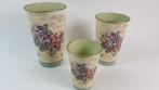 Set van 3 brocante vazen, bloemmotief, plastic. S15, Huis en Inrichting, Woonaccessoires | Vazen, Tweedehands verkoop, Tweedehands verkoop