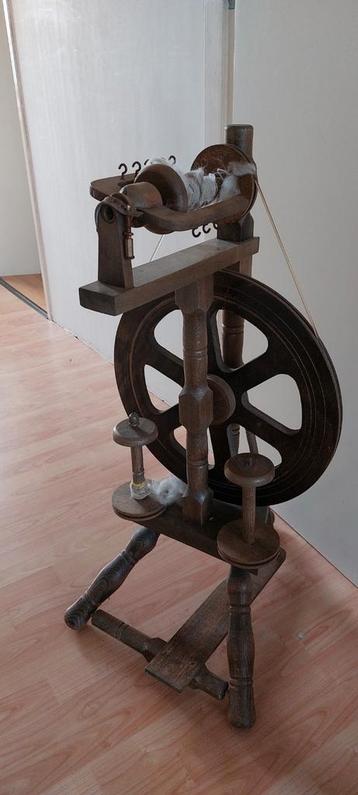 Spinnewiel mooi en degelijk, in goede staat.  beschikbaar voor biedingen