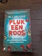Pluk een Roos - M.J. Arlidge, Ophalen of Verzenden, Gelezen, M.J. Arlidge