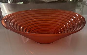 Vintage schaal van oranje glas beschikbaar voor biedingen
