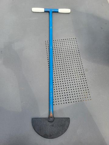 Graskant steker. Strak gazon met deze net geslepen steker beschikbaar voor biedingen