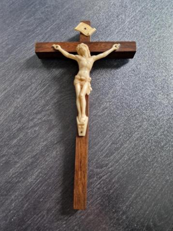 Houten kruis met Christus en INRI erop beschikbaar voor biedingen