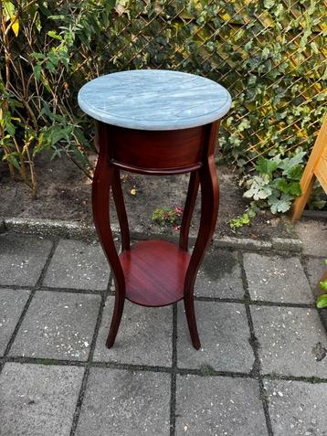 Bijzettafel met marmeren blad (beschadigd blad)  beschikbaar voor biedingen