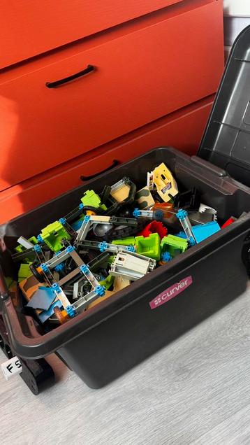 Grote bak met bouwspeelgoed beschikbaar voor biedingen