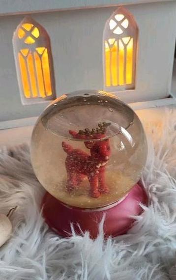 Oude kerstglobe, glas houten voet met rendier beschikbaar voor biedingen