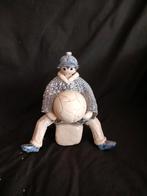 Jongen met voetbal keramiek, Verzamelen, Ophalen of Verzenden, Zo goed als nieuw, Mens