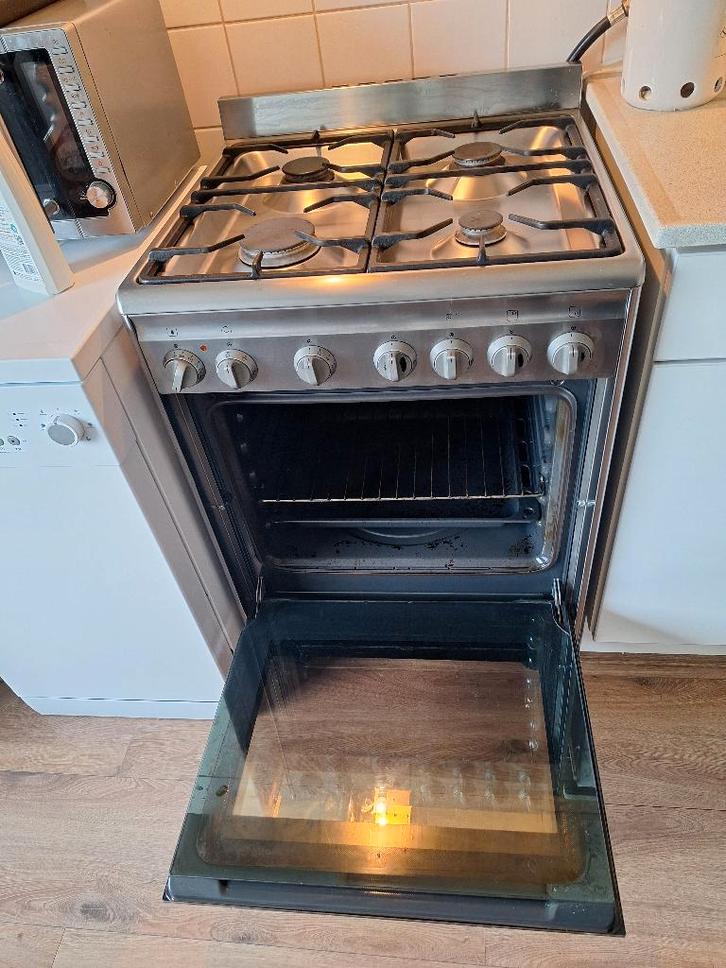 Smeg gasfornuis en oven, Witgoed en Apparatuur, Fornuizen, Gebruikt, Vrijstaand, Gas, 4 kookzones, 85 tot 90 cm, 60 cm of meer