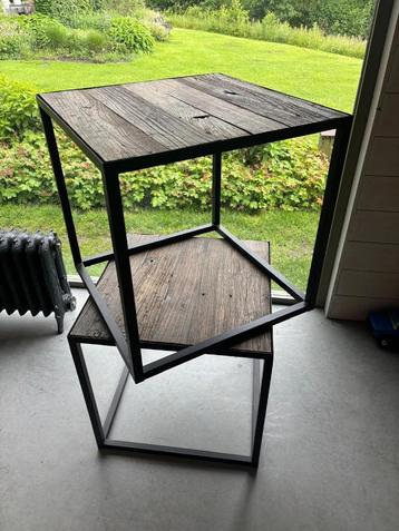 Bijzettafel beschikbaar voor biedingen