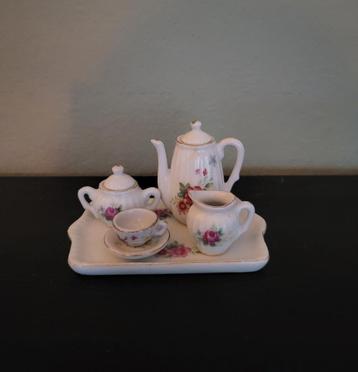 Miniatuur Theeservies met Rozen beschikbaar voor biedingen