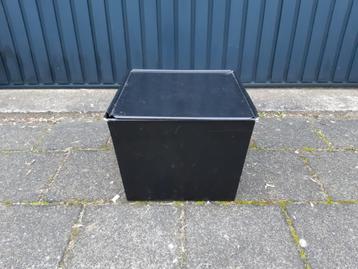 Leuke vierkante zwart metalen kist/bak met handvaten beschikbaar voor biedingen