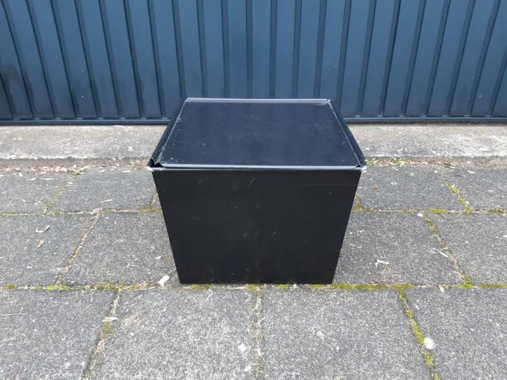 Leuke vierkante zwart metalen kist/bak met handvaten, Huis en Inrichting, Woonaccessoires | Kisten, Gebruikt, Minder dan 50 cm