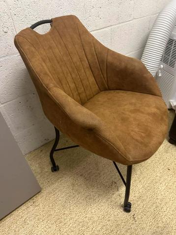 Comfortabele bruine stoel met armleuningen, industriële look beschikbaar voor biedingen