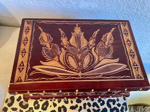 Vintage antieke brocante houten bewerkte kistje sieradendoos, Antiek en Kunst, Antiek | Woonaccessoires, Ophalen of Verzenden