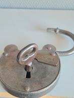 Oud Douane Hangslot met Sleutel, Antiek en Kunst, Ophalen of Verzenden
