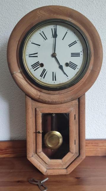 Antieke wandklok / pendule beschikbaar voor biedingen
