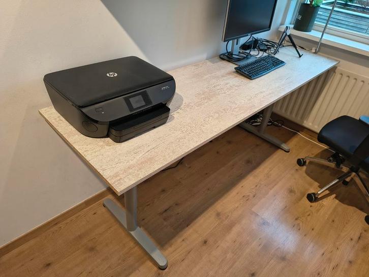 IKEA Galant bureau met "beach" blad 200x60, Huis en Inrichting, Bureaus, Zo goed als nieuw, Bureau, In hoogte verstelbaar, Ophalen of Verzenden