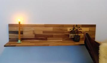 Prachtige IKEA houten wandplank met achterkant, SKOGSTA beschikbaar voor biedingen