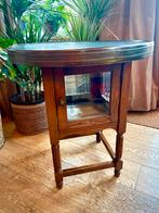 Vintage Bijzettafel met Glazen Kast, Huis en Inrichting, 55 tot 75 cm, Zo goed als nieuw, Hout, Ophalen
