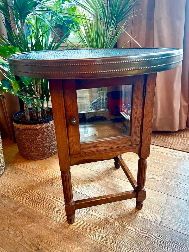 Vintage Bijzettafel met Glazen Kast, Huis en Inrichting, Tafels | Bijzettafels, Zo goed als nieuw, Rond, 45 tot 60 cm, 55 tot 75 cm