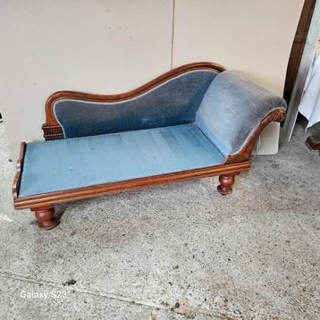 Chaise longue met blauwfluwelen bekleding beschikbaar voor biedingen