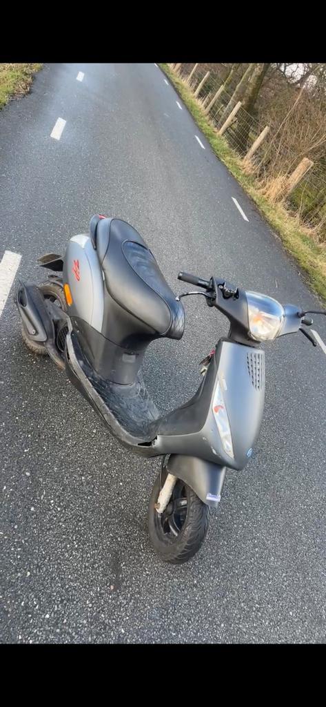 Zip 125cc 2 takt brom, Fietsen en Brommers, Scooters | Piaggio, Zo goed als nieuw, Zip, Benzine, Ophalen