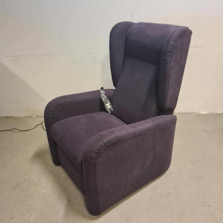 Opsta stoel / sta op stoel DEMO model aubergine stof, Huis en Inrichting, Fauteuils, Stof, 50 tot 75 cm, Minder dan 75 cm, Ophalen