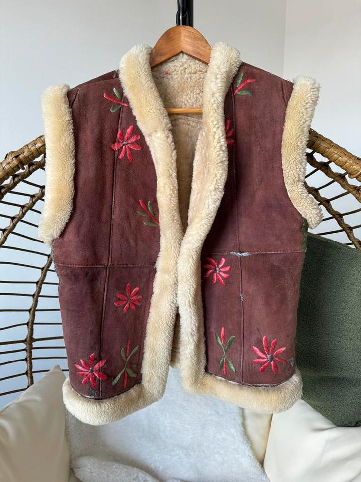 Vintage Afghaans lammy gilet maat M met geborduurde bloemen, Kleding | Dames, Bodywarmers, Gedragen, Maat 38/40 (M), Bruin, Ophalen of Verzenden