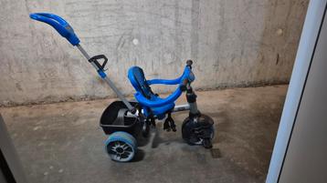 Blauwe driewieler met duwstang beschikbaar voor biedingen