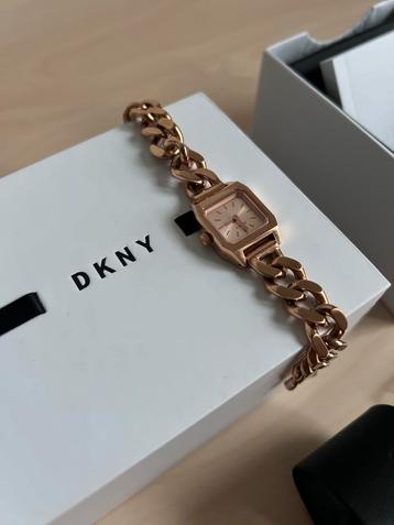 DKNY Dameshorloge – Roze/Goudkleurig – Elegant & Stijlvol beschikbaar voor biedingen
