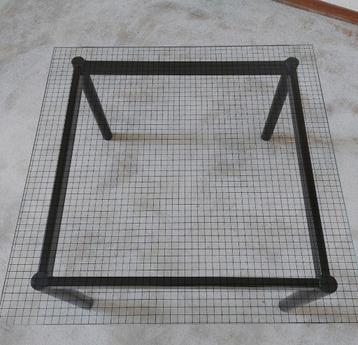Salontafel, glas/metalen basis, mogelijk naar Le Corbusier  beschikbaar voor biedingen