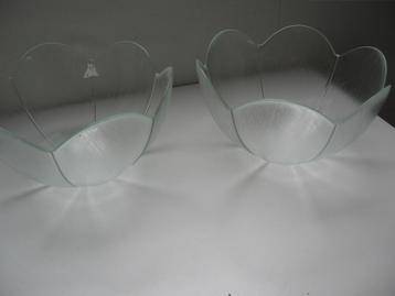 2 Nw excl gegolfde desgin tulpen schalen glas samen €15.00.  beschikbaar voor biedingen