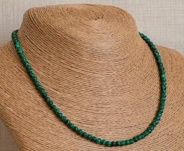 Elegante groene ketting van malechiet. beschikbaar voor biedingen