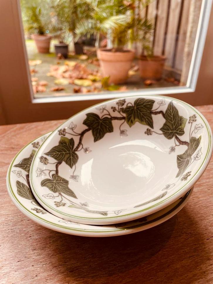 Twee pap / salade schaaltjes Wedgwood Napoleon Ivy, Antiek en Kunst, Antiek | Servies los, Ophalen