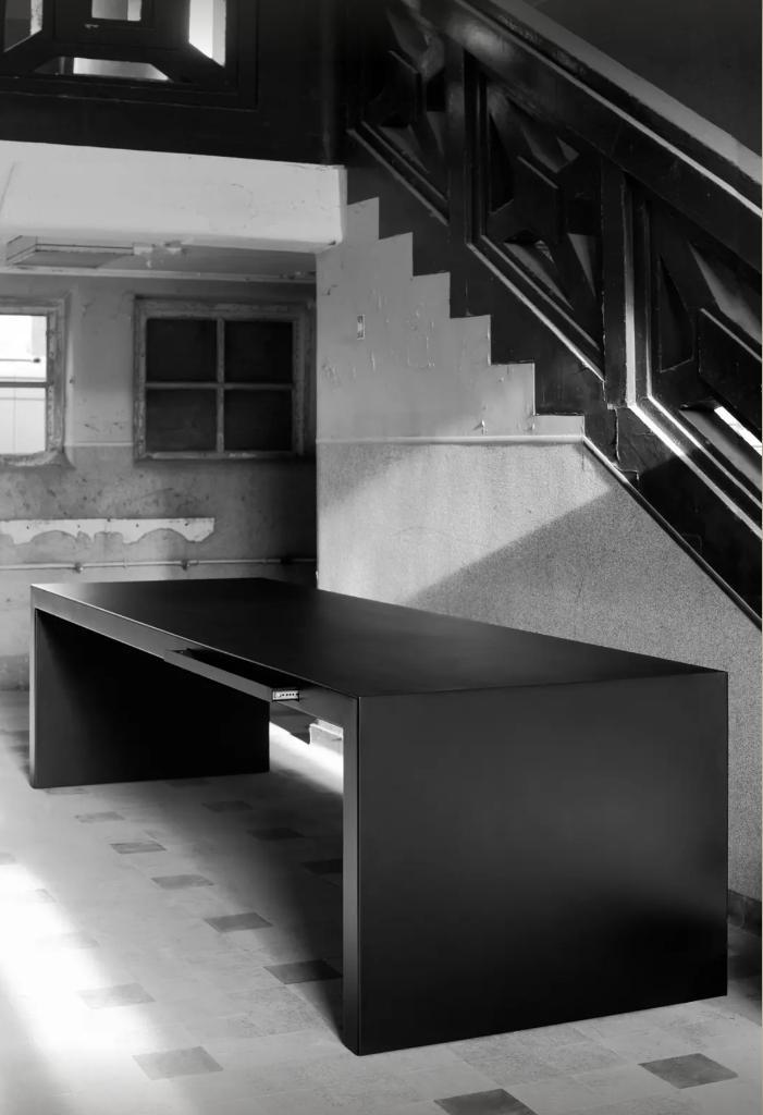 Colect B-ARTABLE handgemaakte High-end stalen eettafel 270cm, Huis en Inrichting, Banken | Bankstellen, Zo goed als nieuw, Rechte bank