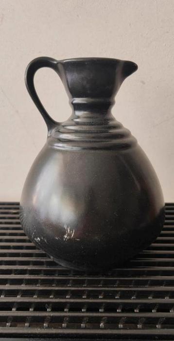 Zwart keramieken midcentury kannetje, 20 cm hoog beschikbaar voor biedingen