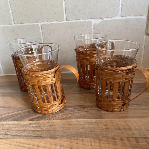 4 retro theeglazen / 6 frisdrank glazen in rieten houder, Huis en Inrichting, Keuken | Servies, Zo goed als nieuw, Glas of Glazen