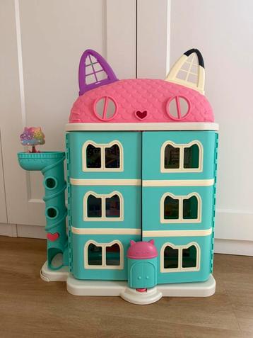 Gabby dollhouse met heel veel toebehoren en extra kamer beschikbaar voor biedingen