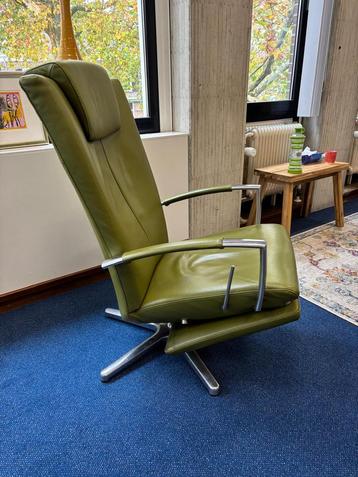 Geweldige groen leren relaxstoel beschikbaar voor biedingen