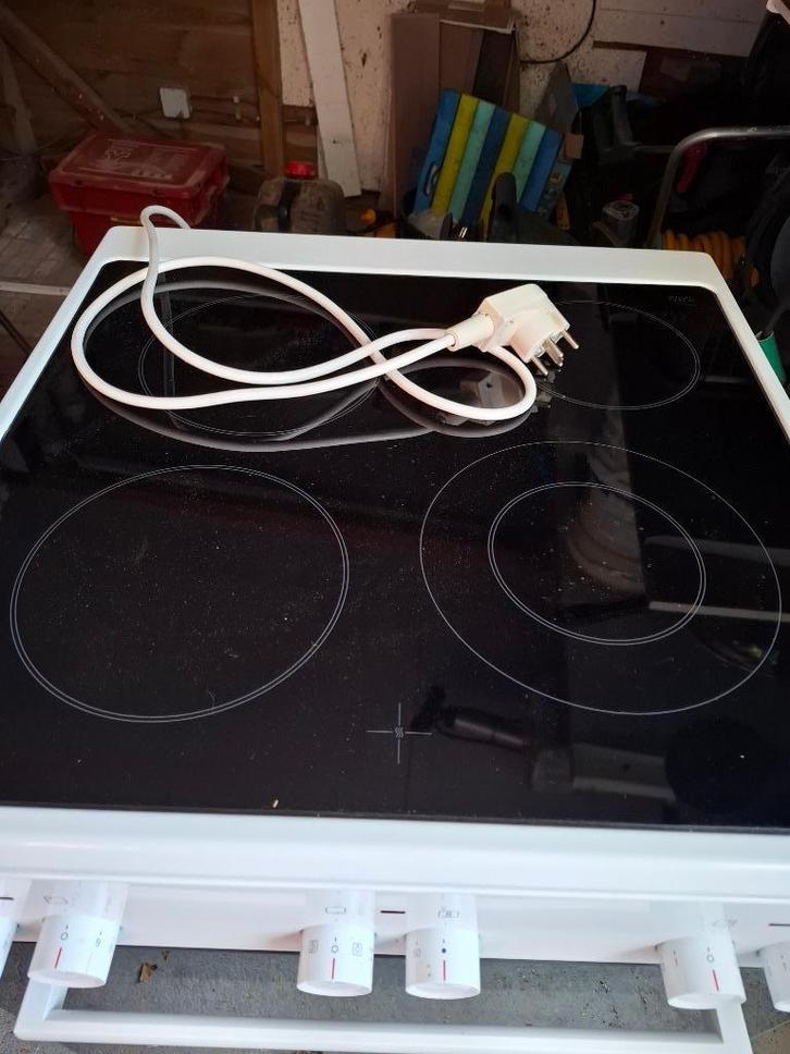 Elektrisch fornuis met hetelucht oven, Witgoed en Apparatuur, Fornuizen, Zo goed als nieuw, Vrijstaand, Elektrisch, 4 kookzones