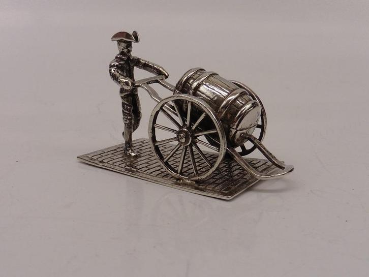 Zilveren miniatuur Soldaat met ton op handkar           Z465, Antiek en Kunst, Antiek | Goud en Zilver, Zilver, Ophalen of Verzenden