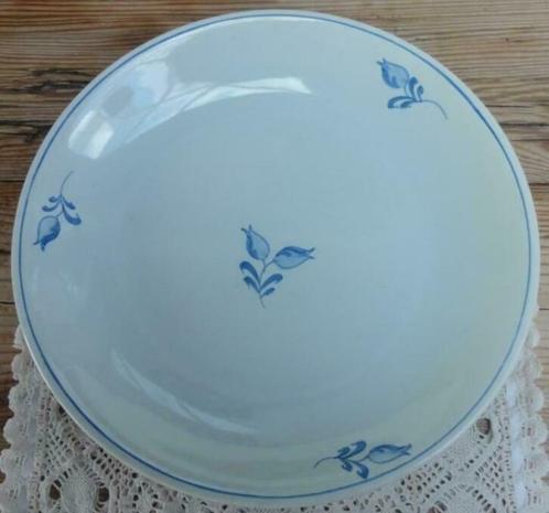 Landelijke brocante schaal / bord, blauwe tulpjes, Tulpina, Huis en Inrichting, Keuken | Servies, Gebruikt, Schaal of Schalen