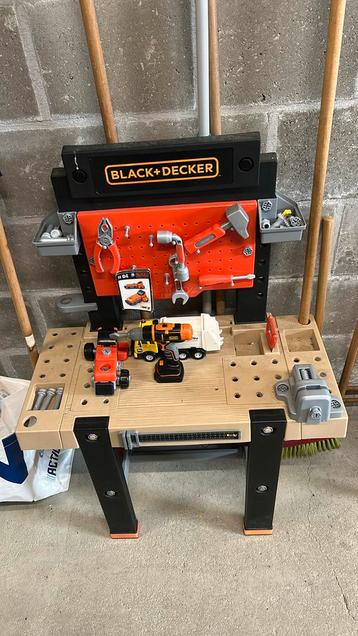 Werkbankje van Black & Decker met toebehoren beschikbaar voor biedingen