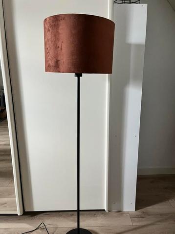 Vloerlamp met terracottakleurige kap beschikbaar voor biedingen