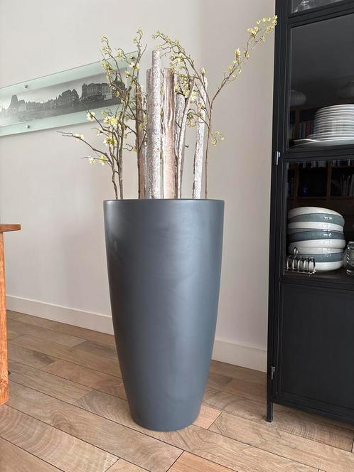 Kunstbloemen met grijze elho kunststof bloempot, Tuin en Terras, Bloempotten, Zo goed als nieuw, Kunststof, Binnen, Balkon, Tuin